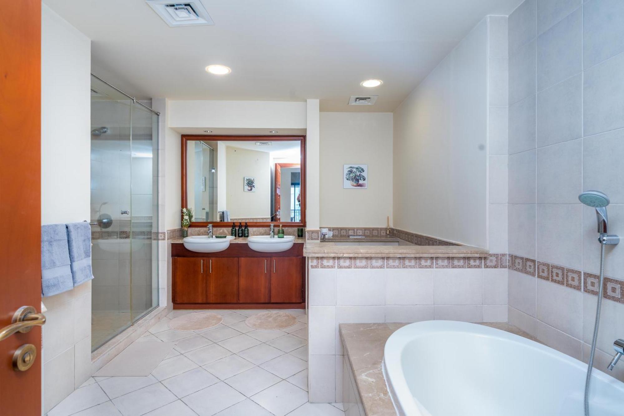 Golden Mile At Its 2br Maids Palm Jumeirah * Dubai