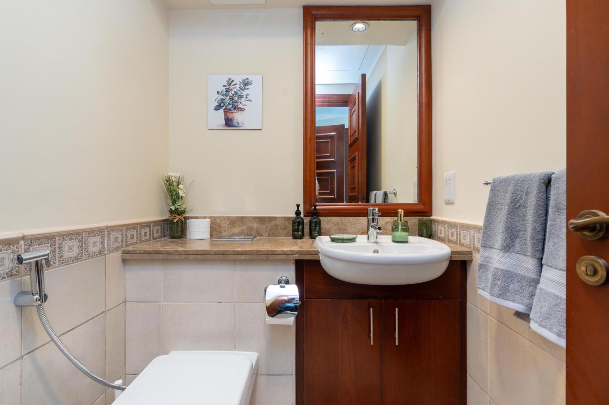 Golden Mile At Its 2br Maids Palm Jumeirah Apartment *