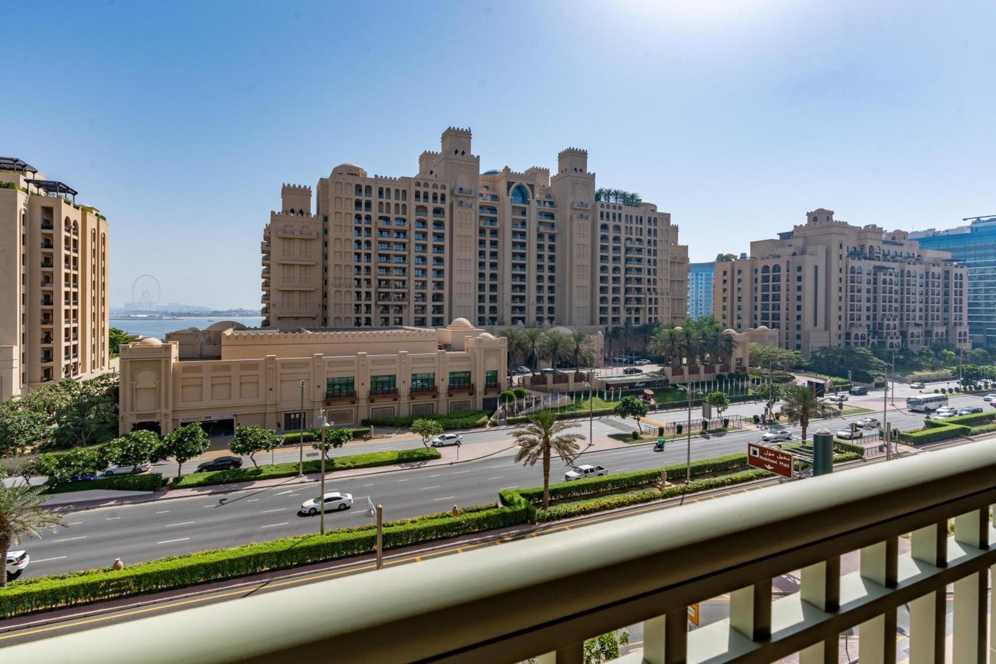 Golden Mile At Its 2br Maids Palm Jumeirah Dubai