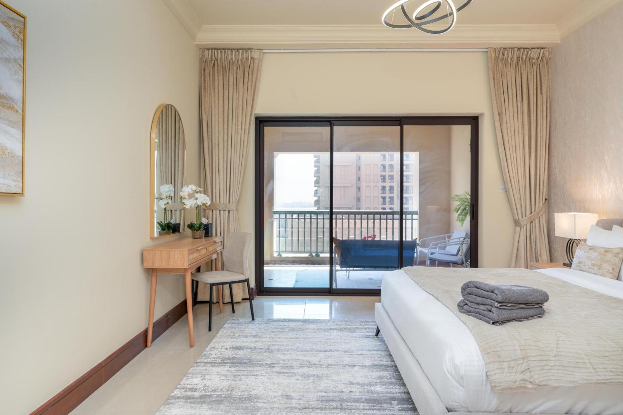 Golden Mile At Its 2br Maids Palm Jumeirah Apartment