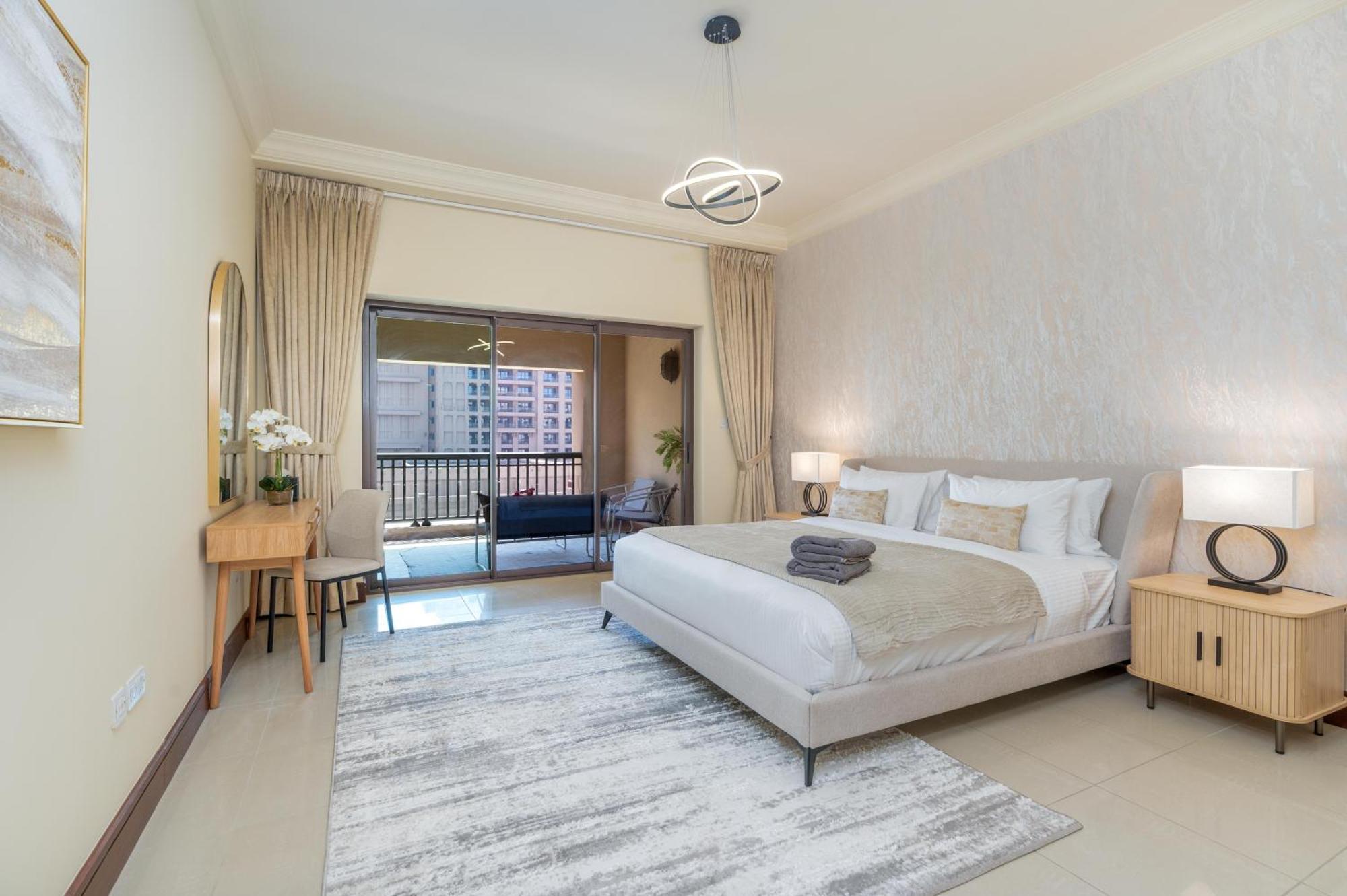 Golden Mile At Its 2br Maids Palm Jumeirah Dubai